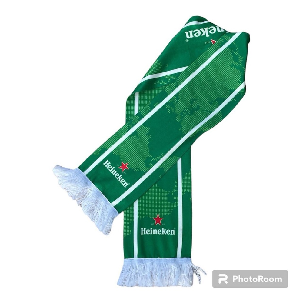 Heineken scarf giving me these cool